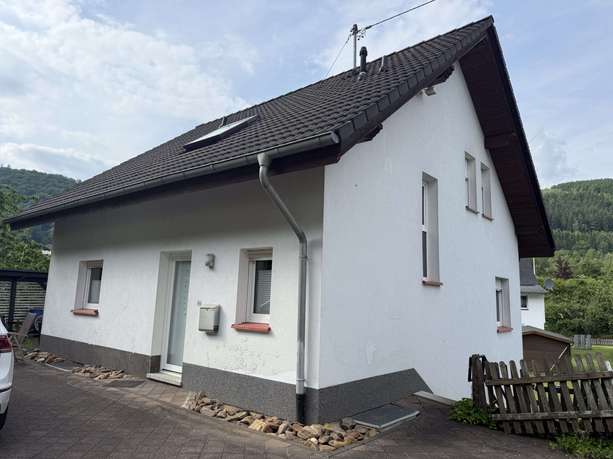 Solides Einfamilienhaus in Lennestadt-Meggen (Bredde) in 57368 Lennestadt von Hundem-Lenne-Immobilien GmbH